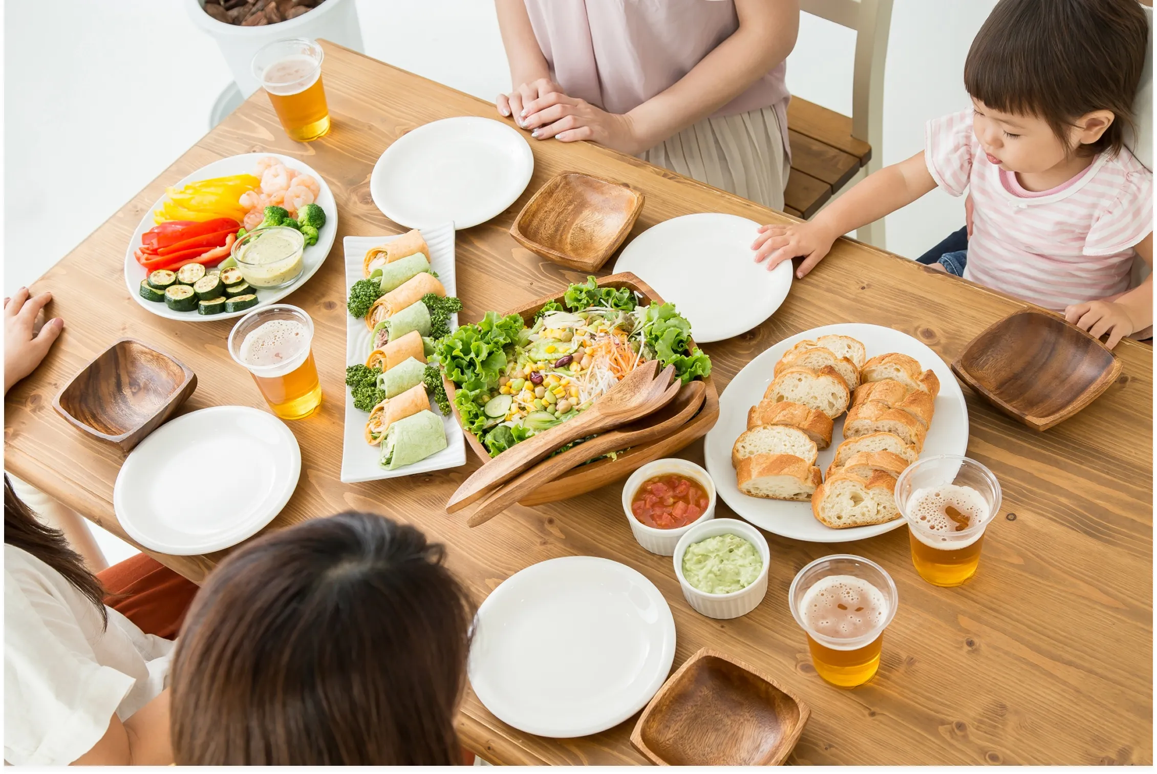 家族でオーガニックな食事を楽しむ様子