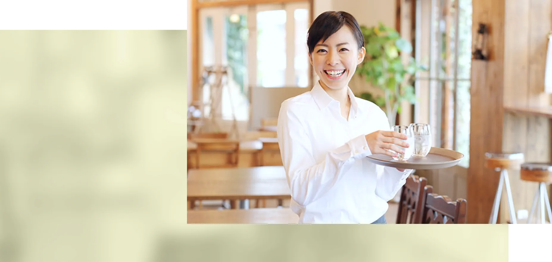 水の入ったグラウを持つ笑顔の女性