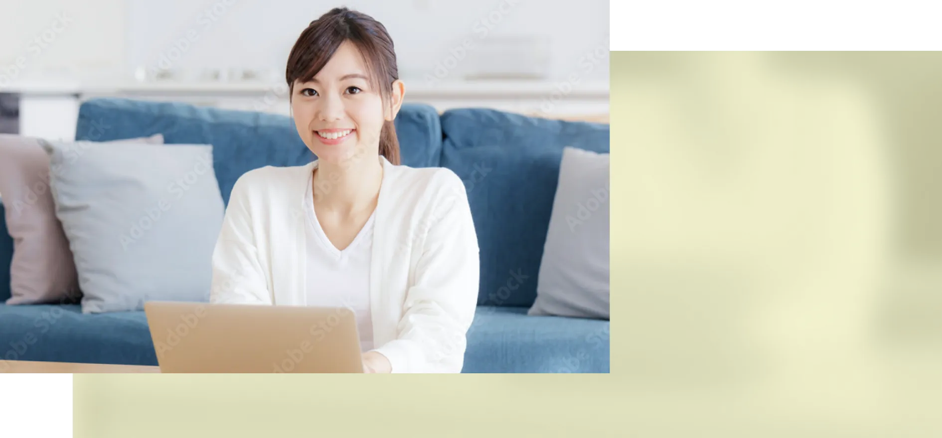 ノートパソコンを操作する女性